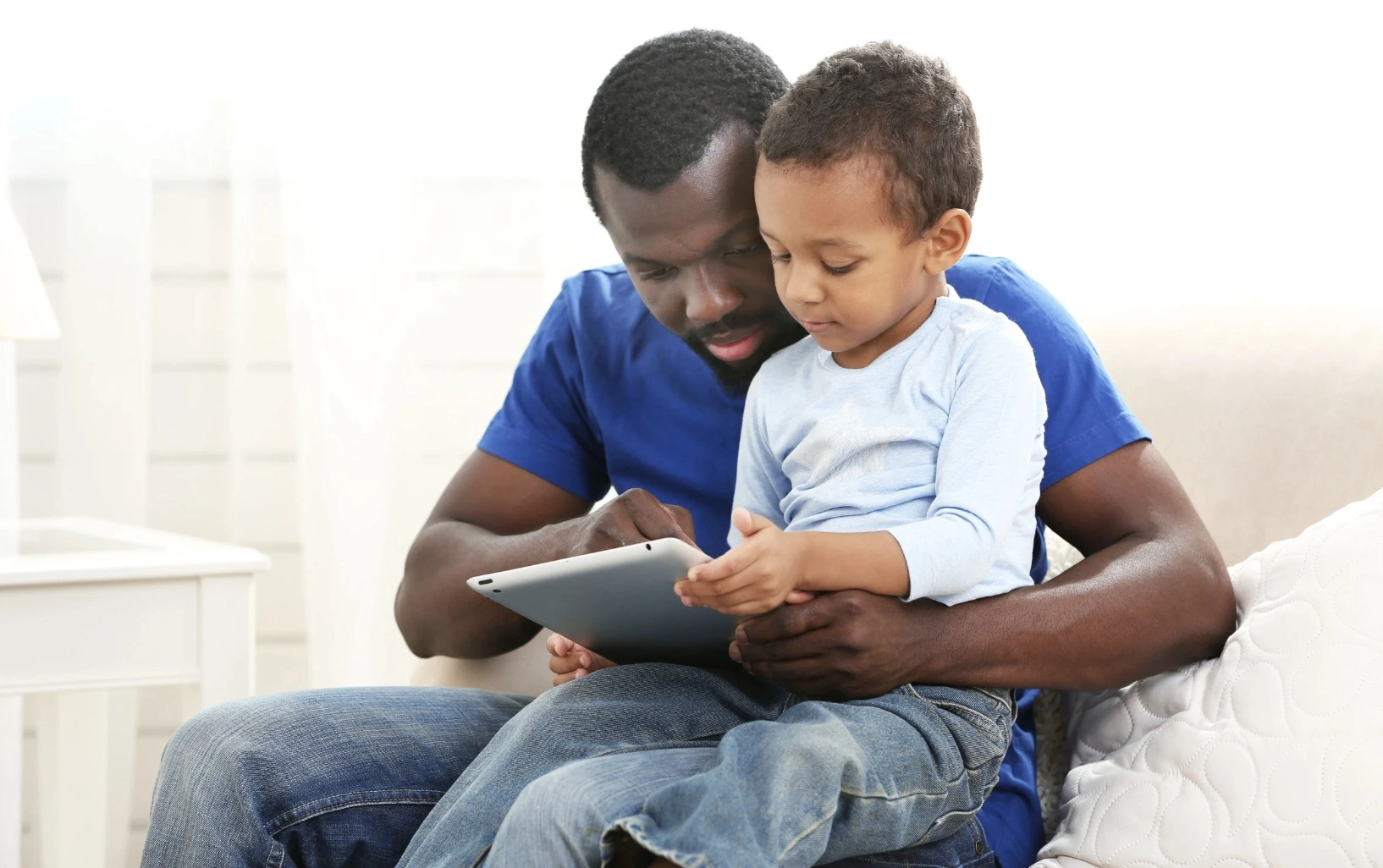 Moeder en dochter leren samen een taal met een tablet